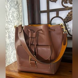 Dooney & Bourke bucket leather large size
in great preloved condition.